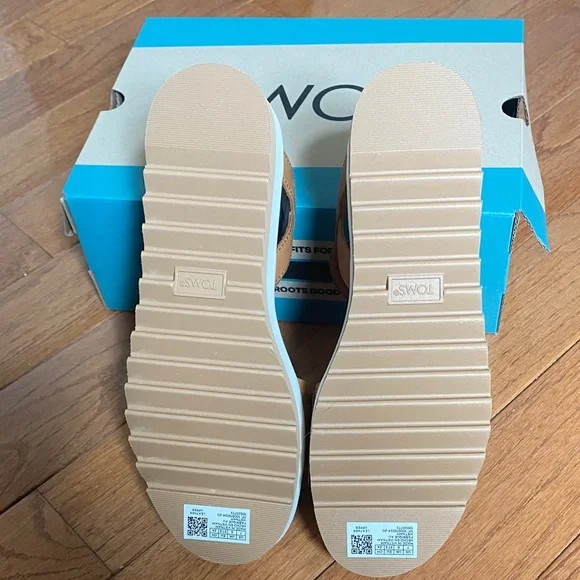TOMS Women's Tan Platform Sandals - Picture 4 of 7